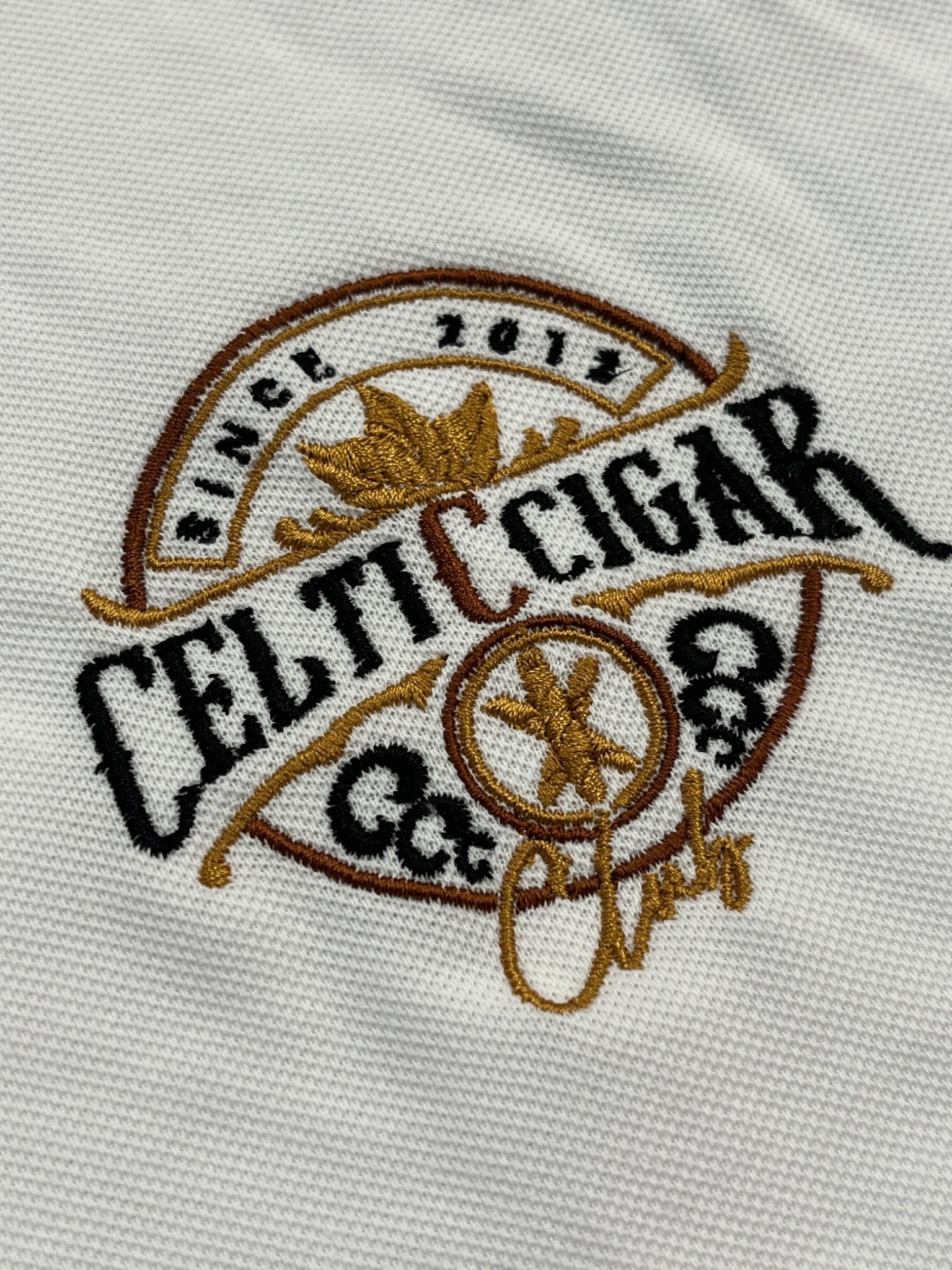 Broderie sur polo blanc