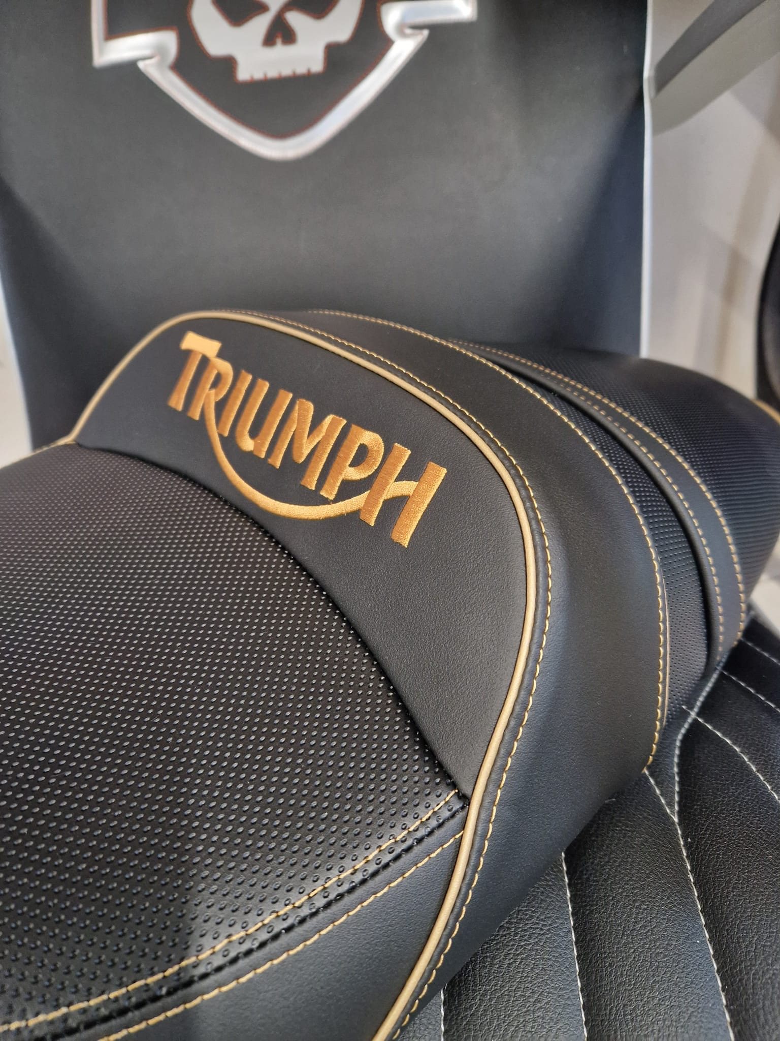 Selle de moto Triumph brodée
